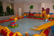 Phantasievolle Spielgeräte im Kinderbecken  (Foto: Martin Schmitz)